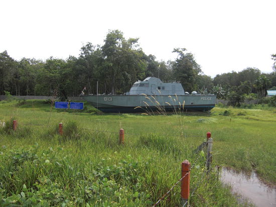 Dieses Polizeiboot wurde, obwohl es mit voller Kraft gegen die Welle fuhr, 1,3 Kilometer (!!!) ins Landesinnere gespuelt.