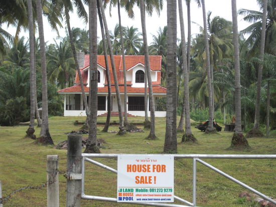 Vieles ist zwar wieder aufgebaut, aber grosse Flaechen oder Hauser stehen leer oder zum Verkauf.