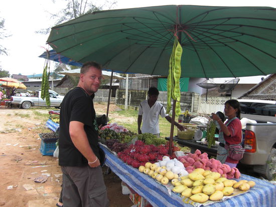 Marcus am Einheimischenmarkt - beim Kaufen von zwei roten Drachenfruechten - da muss Julia einfach wieder gesund werden!