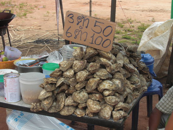 Wenn wir uns nicht taeuschen sind das Austern, 3 Stueck 1 Euro.