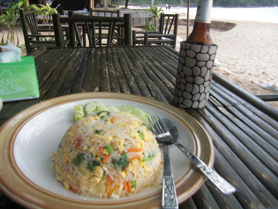 ... erstmal leckeren magenschonenden Reis am Strand...