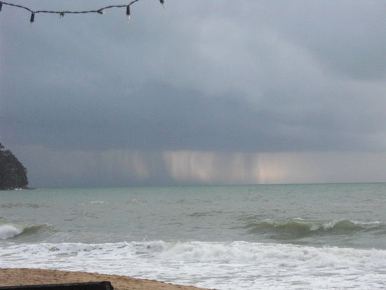 ... in Erwartung einer der fuer Khao Lak beruehmten Sonnenuntergaenge, leider regnete es aber auf dem Meer...