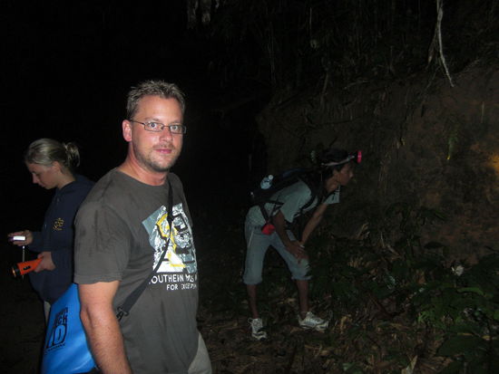 rechts unser Guide wieder auf der Suche...