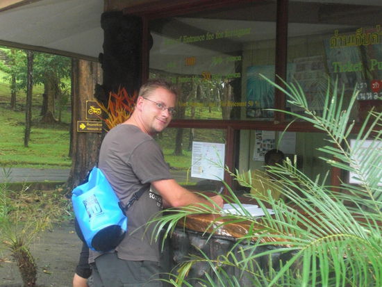 jeder Besucher muss neben dem Zahlen des Eintritts (100 Baht fuer 24 Stunden) sich auch in ein Buch ein- und beim Verlassen wieder austragen.