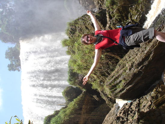 Stolz wie Oskar am Fuss der Elephant Waterfalls.