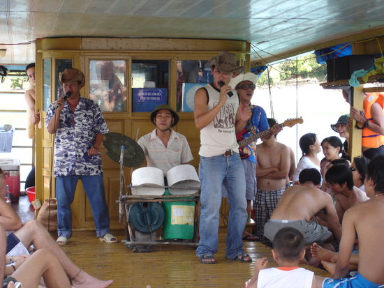 Man braucht nicht viel um Party zu machen. Einfach ein paar Eimer und Stoecke und schon hat man das perfekte Schlagzeug.