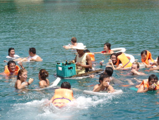 Floating Bar mit lecker Rotwein und Ananas