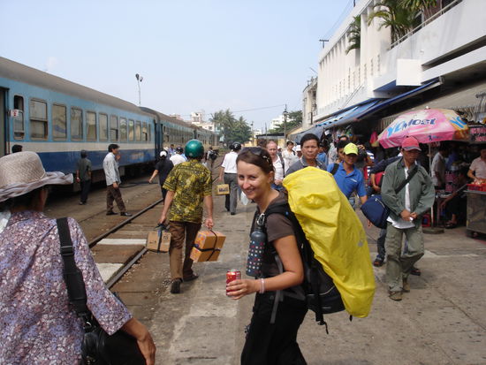 Auf der Suche nach unserem Sitzplatz im Zug.