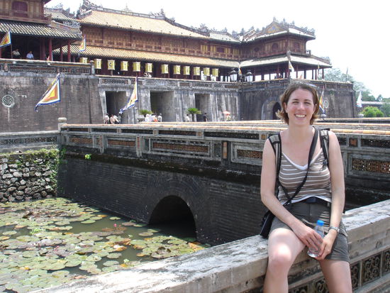 Am Eingang zur Verbotenen Stadt. Und die Wasserflasche immer dabei. Ueberlebenswichtig!