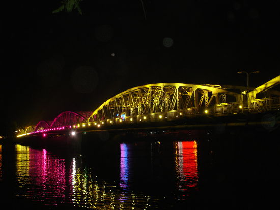 Nachts in Vietnam. Jedenfalls bei Buddha's Birthday.