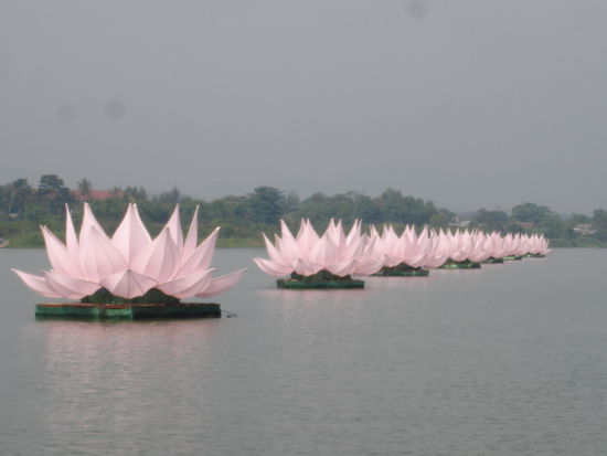 Die sieben Seerosen auf dem Fluss von Hue. Buddha's Birthday.