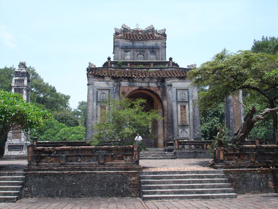 Tu Ducs Grabstaette. Hilfe wo ist das Grab? So viele Gebaeude hintereinander. Wir waren uns nicht sicher wo er nun ruht.