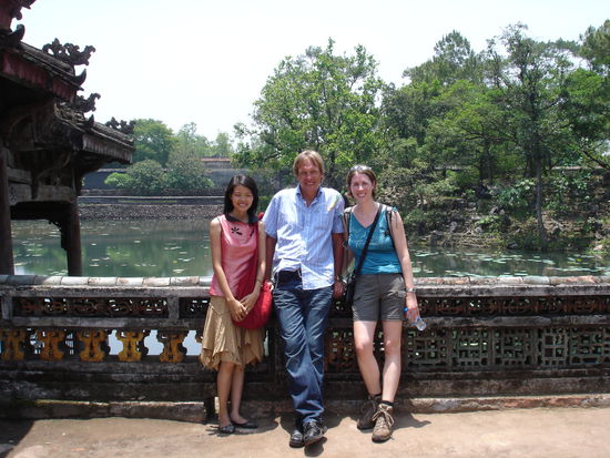Mit Tom aus Deutschland und der Vietnamesin (Name leider vergessen) am Teich von Tu Duc
