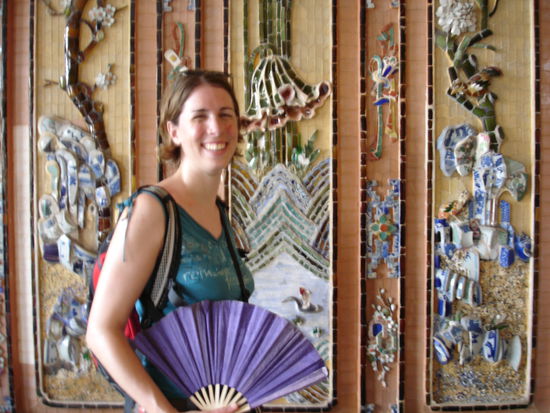 Nicht nur von aussen schoen. In Khai Dinh Grabstaette ist alles mit Mosaiken geschmueckt. Und dank dem Faecher kollabier ich auch nicht.