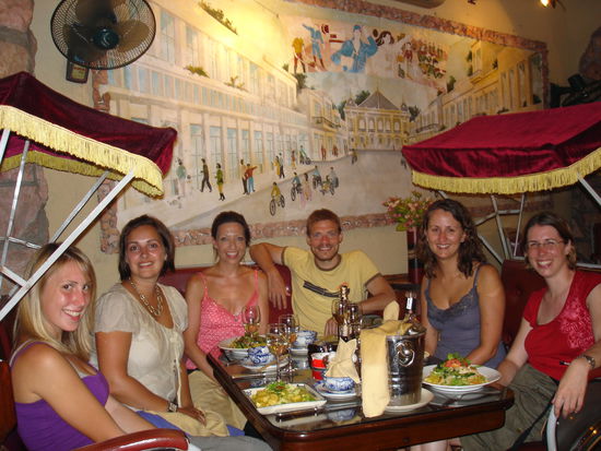 Cyclo Bar &amp; Restaurant. Das Essen war lecker, aber vielmehr sind es die Cyclos in denen man sitzt, die einen begeistern.