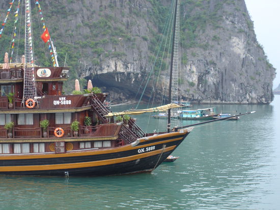Die ersten Impressionen in der Ha Long Bay Bucht