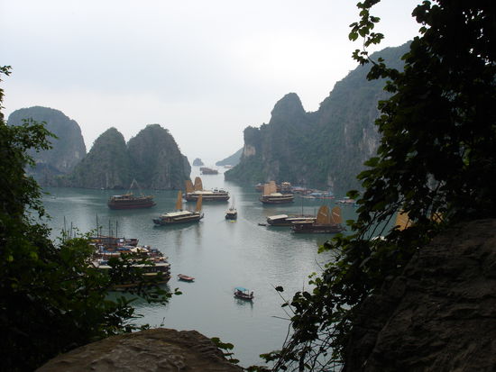 Blick auf die Bucht vor den Hoehlen.