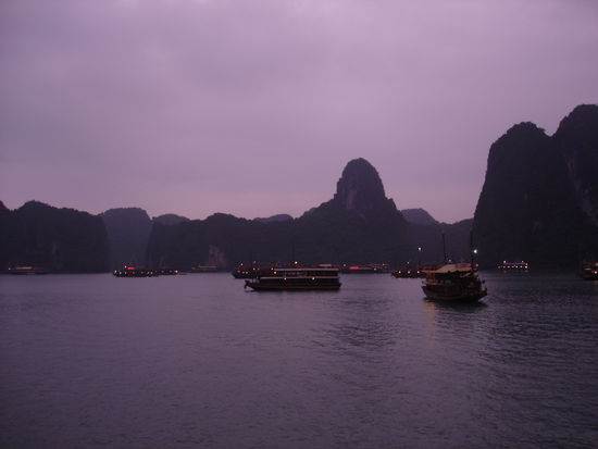 Sonnenaufgang in der Ha Long Bay Bucht.