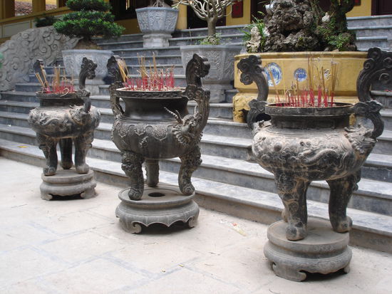 Hier stehen die Raeucherstaebchen im Mittelpunkt.