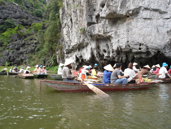 In Asien kann man weder verhungern noch verdursten. Ueberall sind so nette Menschen die einem was verkaufen wollen.