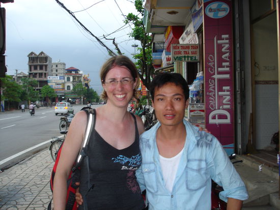 Mr Hang (mein Fahrer) und ich nach einer leicht nassen Fahrt!