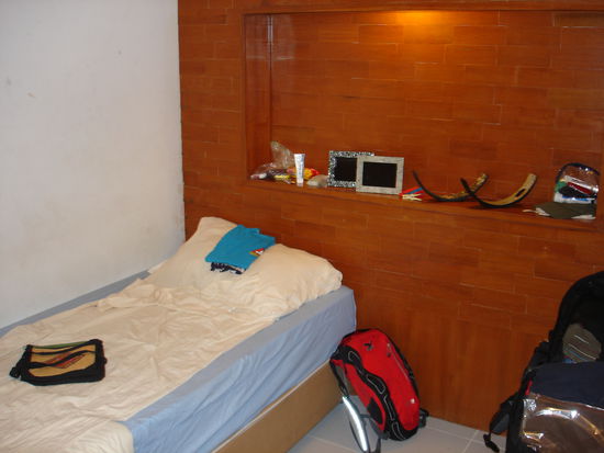 Ja da sind auch meine zwei Bilderrahmen Ist das nicht ein schoenes Zimmer?