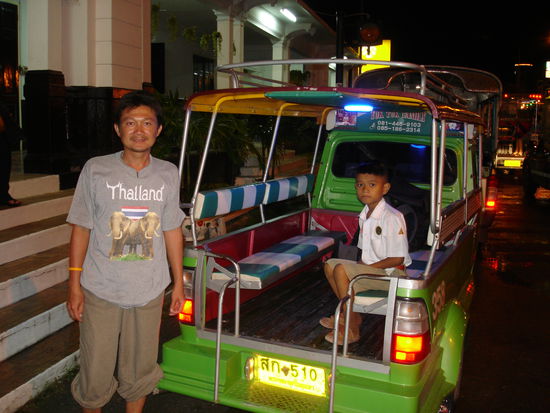 Der Rest der Tuk Tuk Family a, Bahnhof. Der Kleine "musste" den bloeden Touri beschuetzen.