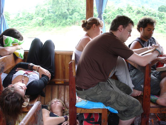 Ja wer zu spaet kommt muss auf dem Boden liegen oder unbequem sitzen. Rechts Raj mit unserer Luxus Variante.