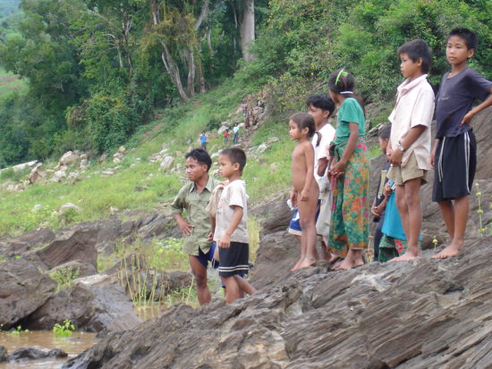 Jedes Boot ist ein Highlight und wird von der ganzen Dorfbevoelkerung empfangen.