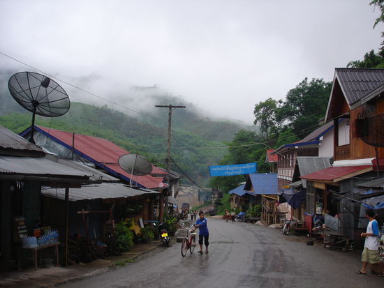 Ich liebe tiefhaengende Wolken. Morgens irgendwo in Laos.