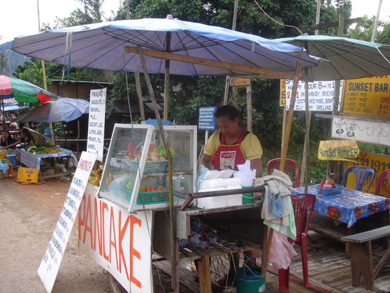 Hier am ltzten Stand bekommt man den besten Pancake und das leckerste Baguette von Vang Vieng. Also hin, Leute.