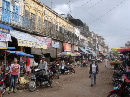 Die ersten Eindruecke in Cambodia, hier Kratie lassen einen dann doch schlucken.