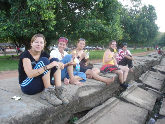 Geschafft aber happy geniessen wie unsere wohlverdiente Ananas.