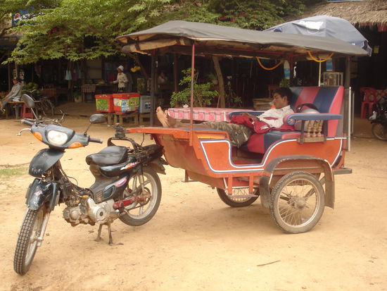 Unser Fahrer bei einem kleinen Mittagsschlaefchen.