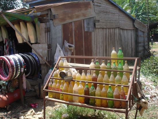Braucht noch jemand Sprit? So sehen Tankstellen in Cambodia aus!!!