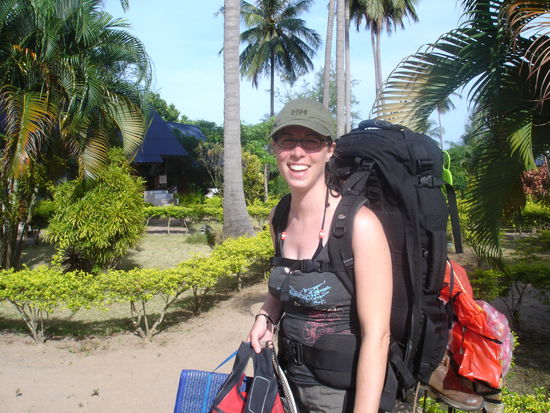 Ein kleiner Packesel zieht weiter. Und mein Lampion, hinten neben den Schuhen, eingepackt in unzaehlige Plastiktueten ist immer dabei