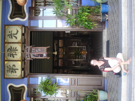 Am Eingang zum Cheong Fatt Tze Mansion