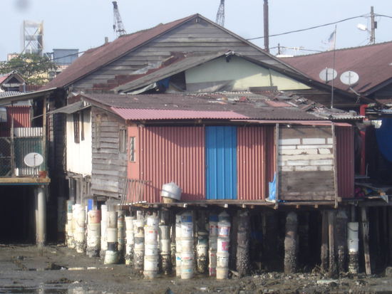 Die andere Seite von Penang. Das Armenvietel am Ufer.