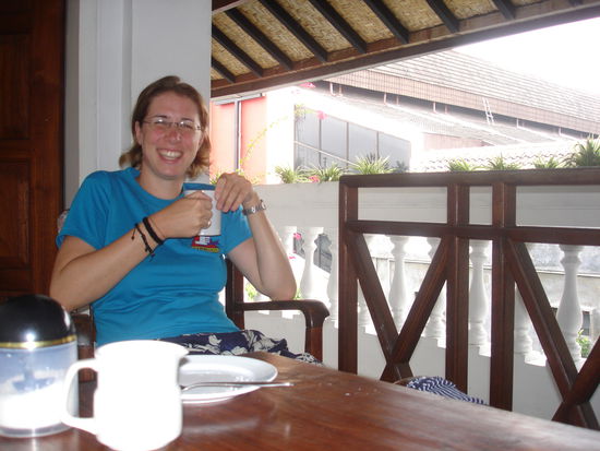 Mir geht`s schlecht, sag ich Euch. Morgentee an der eigenen Terrasse.