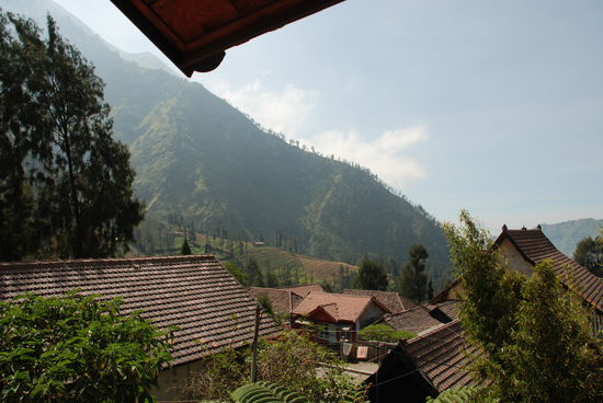 Die Aussicht von meinem zweistoeckigen Zimmer. Sowas kann man sich als Backpacker auch nur in Indonesien leisten.