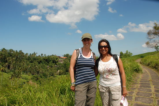 Im Lonely Planet stand was von 2-3 Stunden. Nach 4 Stunden und die Haelfte vom Weg haben wir uns in die Stadt fahren lassen.