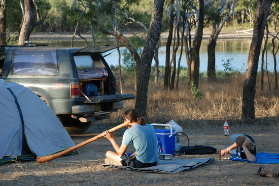 Chillen bei Sonnenuntergang und Didgeridoo Musik im Lakefield NP - Crocs haben wir leider (oder zum Glueck, je nachdem wie man es sehen will) nicht gesehen