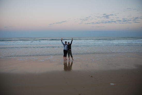 Winke, winke. Nina und ich mit Sicherheitsabstand zu den Haien.