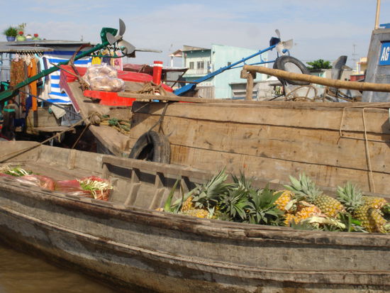 Schwimmender Markt mit lecker Ananas