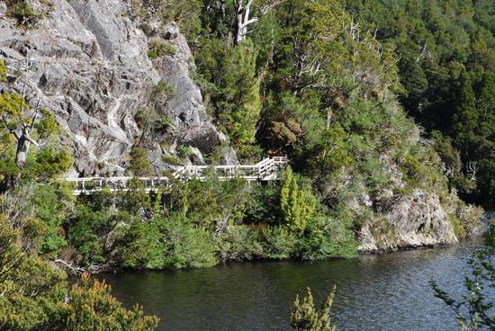 Der Holzsteg entlang der Felsen