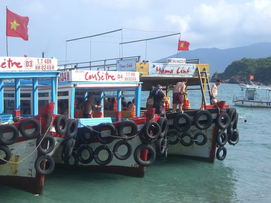 ganz rechts unser Mama Linh Boot