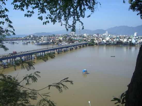 Blick von den Tuermen zum Stadtzentrum von Nha Trang