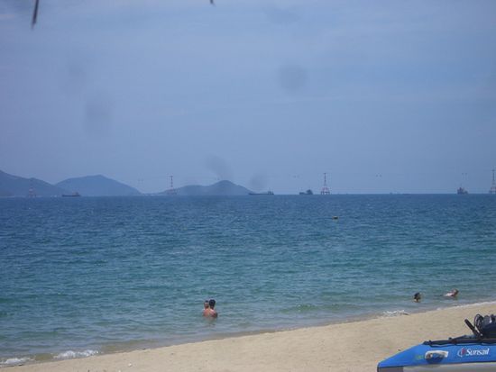 Meer mit Seilbahn im Hintergrund