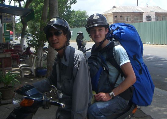 Mit dem Motorradtaxi gings von der Bushaltestelle zum 4,5 km entfernten Hotel