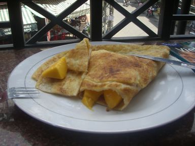 Zu meinem taeglichen Fruehstueck hier gehoeren Pancakes mit Mango, Banane oder Ananas - voi lecker...